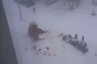Жители Прокопьевска пожаловались, что коммунальщики вместо вывоза мусора решили завалить его снегом