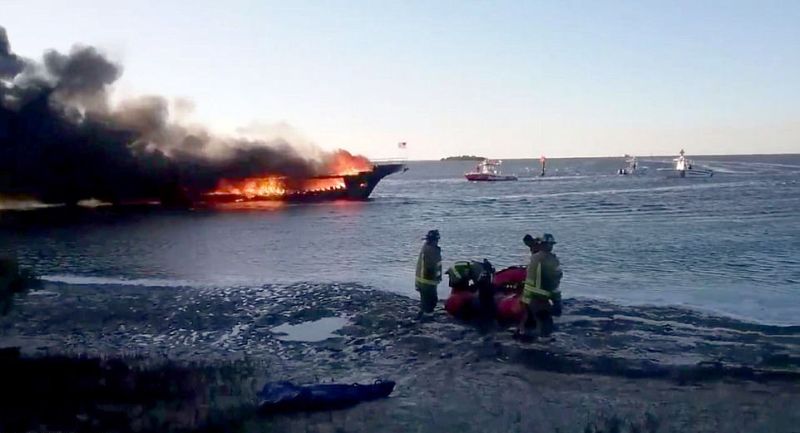 Во Флориде дотла сгорело казино на воде