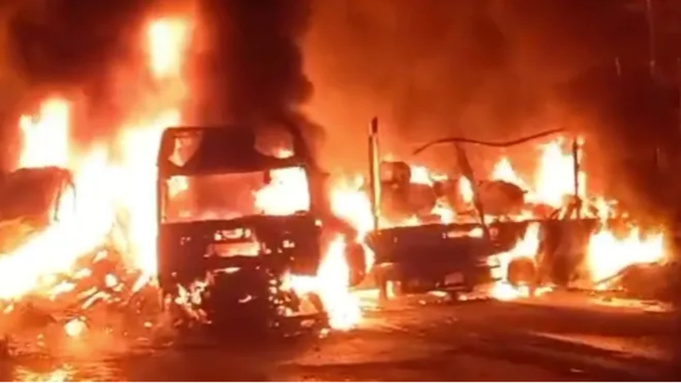 Две фуры столкнулись на трассе в Челябинской области и загорелись