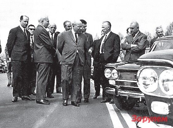 Советская делегация осматривает модельный ряд ФИАТ, 1966 год.