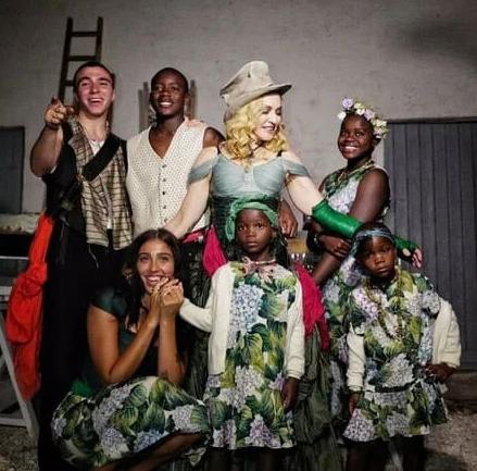 Как и почему Мадонна усыновила 4 детей из Африки