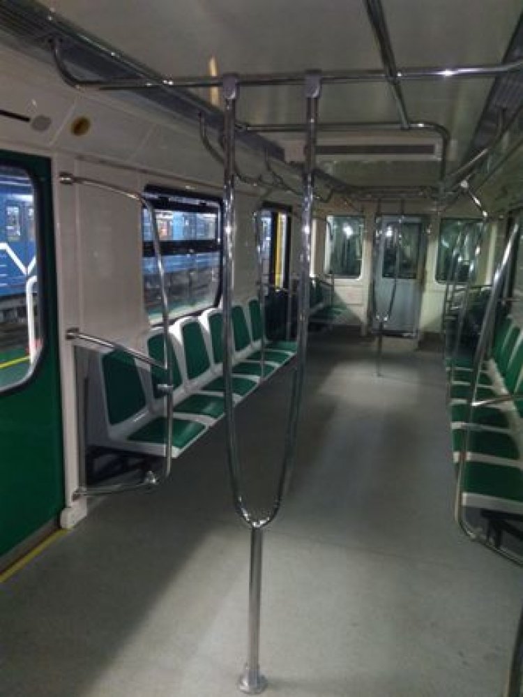 Новые вагоны на зеленой ветке. Вагоны на зеленой ветке СПБ. Зеленый вагон метро. Зеленый поезд метро.