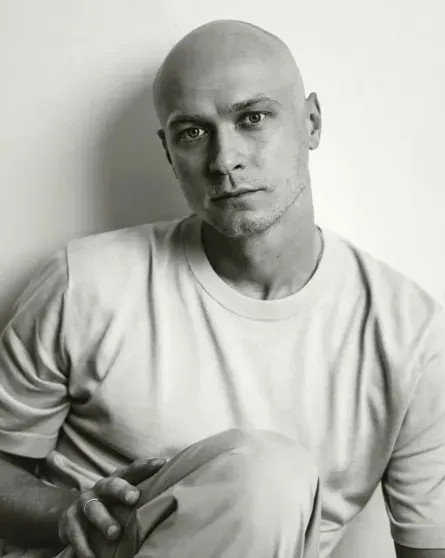 Семейный портрет: Юра Борисов с женой и детьми на обложке модного журнала