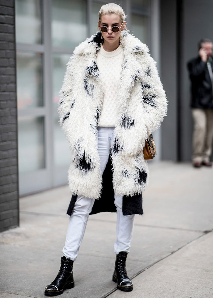 Шубы и меховые пальто гостей Недели моды в Нью-Йорке