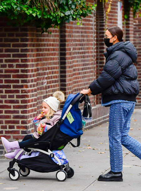 Угги и морковные палочки: Ирина Шейк с дочкой Леей на прогулке в Нью-Йорке Мода,Стиль звезд