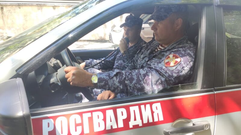 В Севастополе росгвардейцы задержали мужчину — использовал детскую коляску с ребёнком для краж