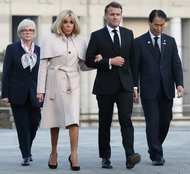 Брижит и Эммануэль Макрон посетили Японию и Южную Корею Брижит, Макрон, Эммануэль, Франции, визита, МакронЭммануэль, публике, появилась, детей, белом, экстремистской, Японию, посетили, организацией, давно, супруга, Нарухито, президент, французского, учительнице