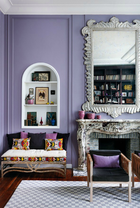 Роскошная гостиная с лиловыми стенами.