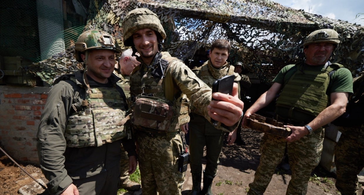 Зеленский снова съездил в Донбасс, а Украину посетили «посыльные» Макрона