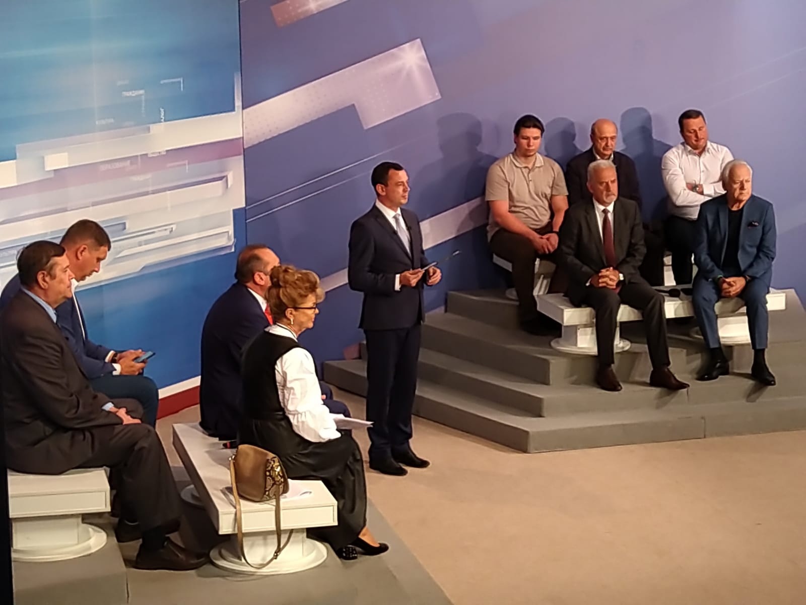 Обсуждаем выборы. Организаторы. Выборы в приморском кра. Политическая газета выборы губернатора. Новости первый канал студия.