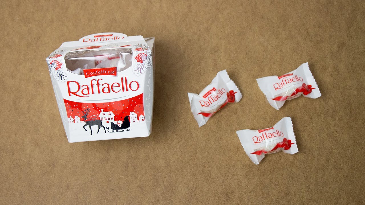 Что можно сделать из конфет "раффаелло"  на Новый год: красивая идея