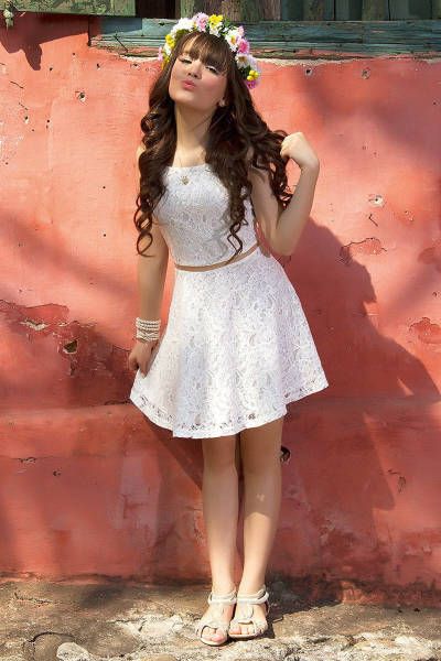 Девушки в легких летних платьях картинки