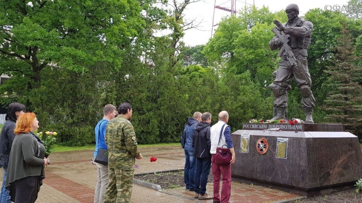 Почти память. Памятник добровольцам России в Луганске. Памятник добровольцам Донбасса в Луганске. Погибшим воинам Донбасса. Памятник российским добровольцам на Донбассе.