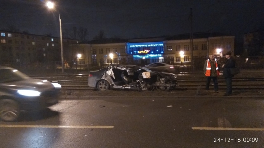 Фото: в центре Петербурга «Хонду» разорвало при столкновении с автобусом