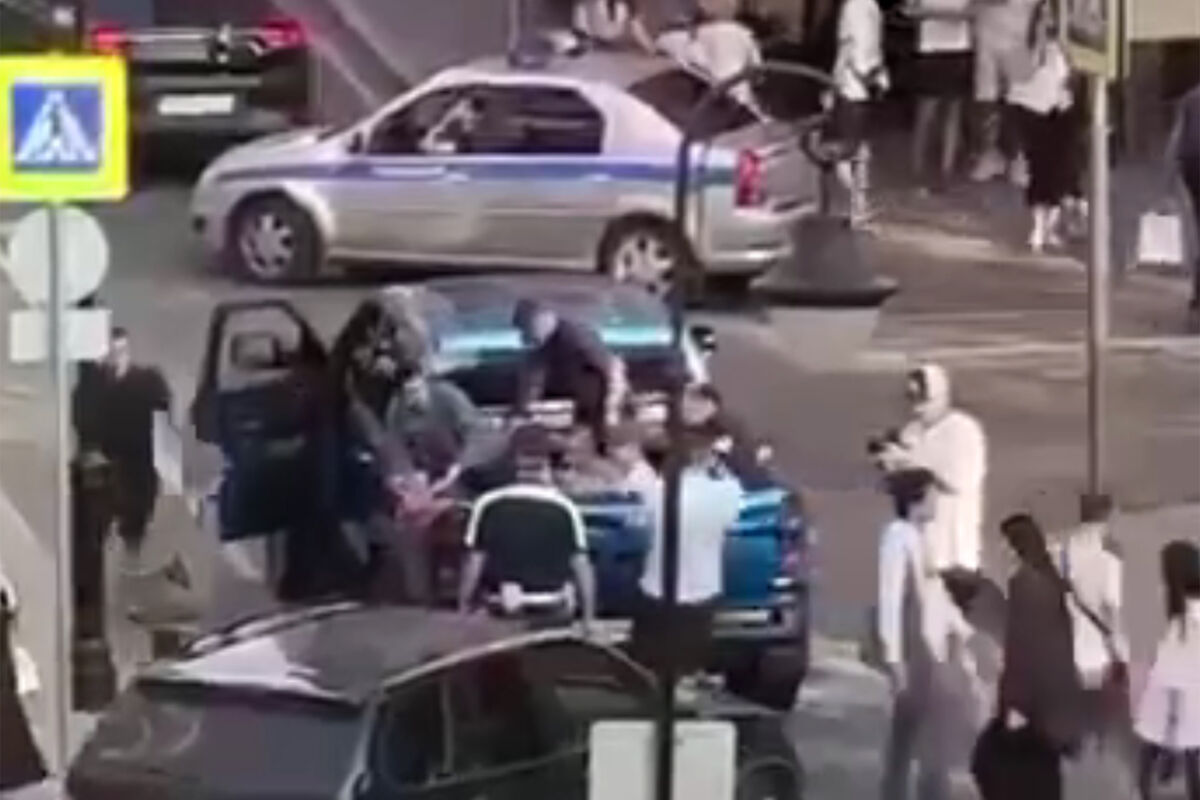 В Москве водитель посадил в кузов пикапа семь человек и попал на видео