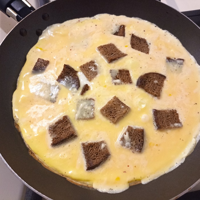 Омлет с хлебом на сковороде. / Фото: 1000.menu