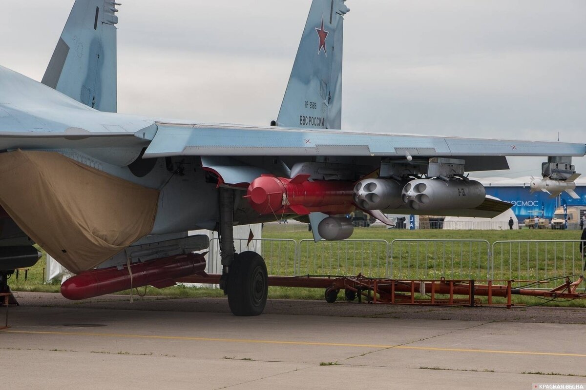 Су-35 способен нести на себе: ракеты класса "воздух-воздух", "воздух-поверхность", противокорабельные ракеты, противорадиационные ракеты и КАБы (корректирующие авиабомбы). Фото: rossaprimavera.ru.