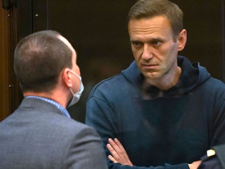 Навальному запретили смотреть на адвоката: им сделали непрозрачную перегородку