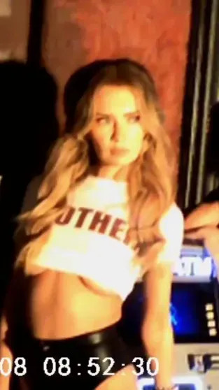 Анна Делви позировала для Playboy с GPS-трекером на ноге