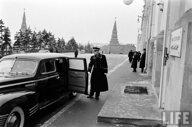 Любопытные кадры с ВИП мероприятий в Кремле зимой 1959. Фотограф Говард Сохурек  из США участников, съезда, Гости, автомобилей, гаражам, конце, охраны, прохожих, центре, работало, множество, сотрудников, Белорусском, КГБ1011, Некоторых, вокзале, встречал, Микоян, доверенное, Хрущева