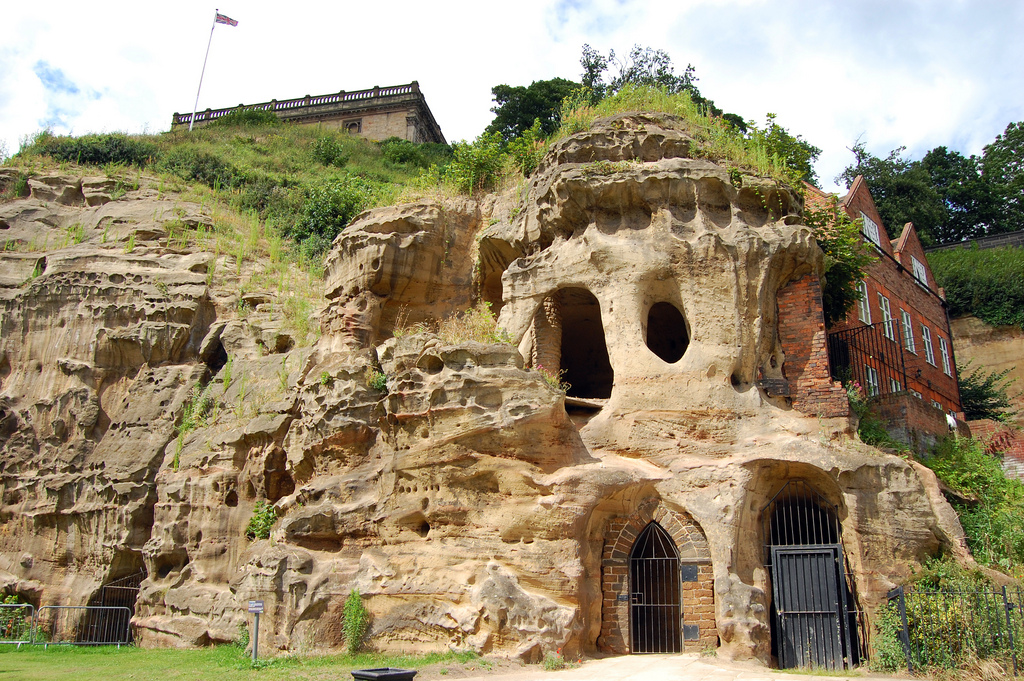 Cave town. Пещерный город Ноттингем. Ноттингем пещеры. Город пещер в Ноттингеме. Ноттингемский замок.