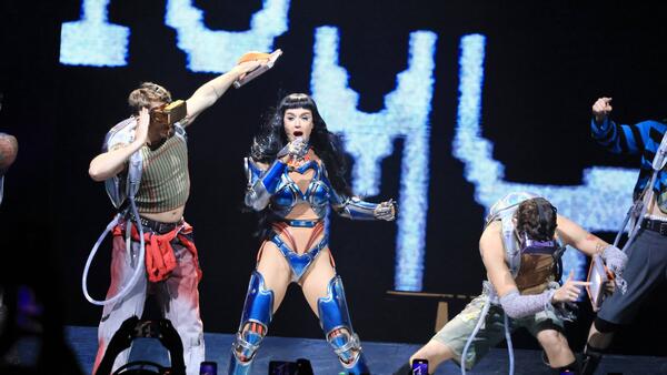 Что с ней такое? Кэти Перри неприятно поразила своей выходкой - свежие новости на Toplenta