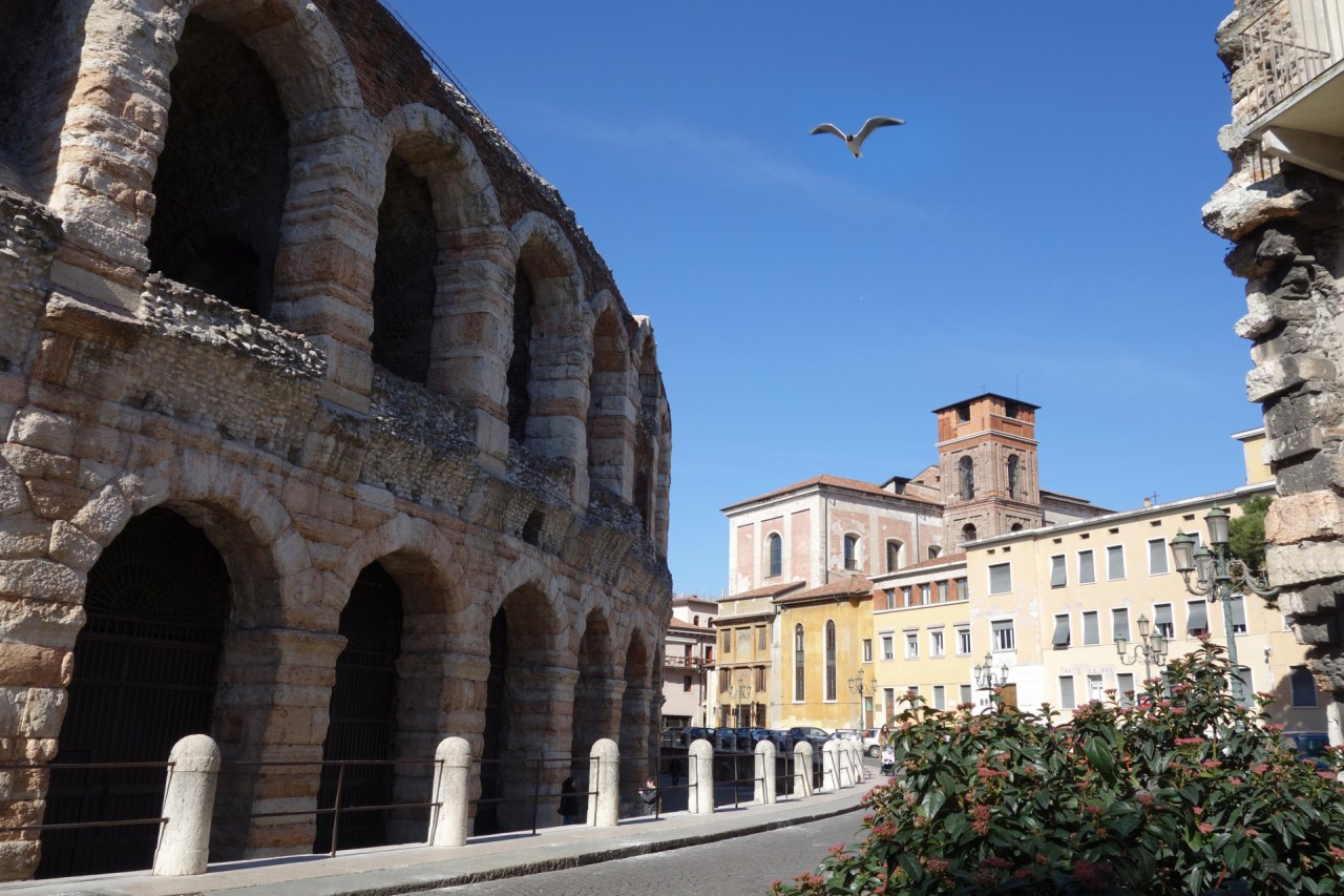 Art verona. Фрески в вероне. Художник таулов фриц йохан фредерик. Art verona. Постер италия.