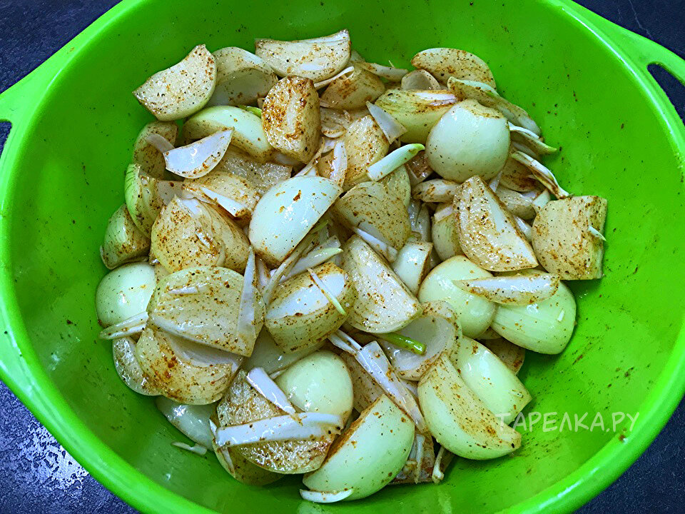 Вроде обычный лук, но какое вкусное блюдо из него получается. Лук становится прозрачным, нежным, просто тающим во рту с приятным вкусом. И готовится это блюдо просто.-4