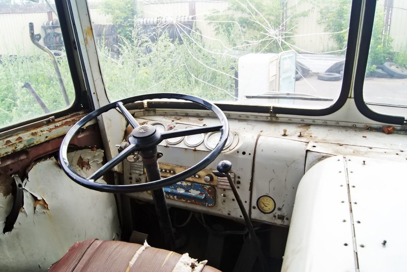 Кабина. Как и в предшественнике ЗИС-155, и в наследнике ЛиАЗ-677, мотор здесь располагается под правой рукой водителя. Ручка, стоящая на водительской двери, по наследству досталась и ЛиАЗам-677, и 5256 — она пряталась в самых неожиданных местах ЗИЛ-158В, авто, автобус, зил, лиаз, олдтаймер, реставрация, рето автобус
