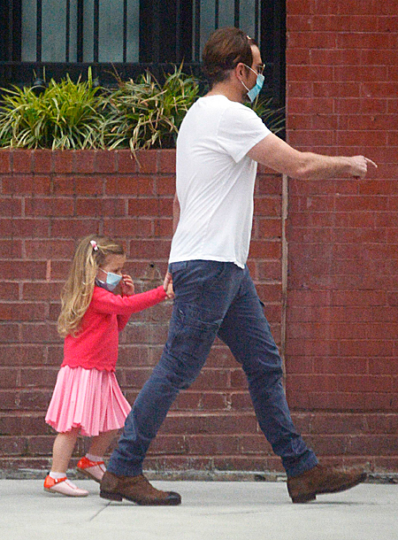 Розовый ободок и сбоку бантик: Брэдли Купер копирует стиль своей дочки Леи Розовый ободок и сбоку бантик: Брэдли Купер копирует стиль своей дочки Леи Дети,Дети знаменитостей