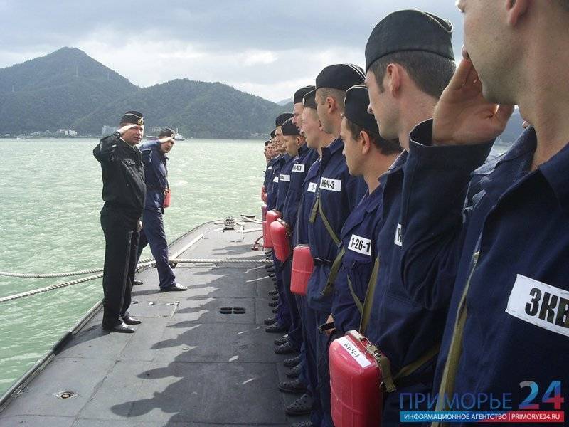 Моряки подводники праздник. Моряки подводники. Служба на подводной лодке. Моряки на подводной лодке. Встреча моряка.