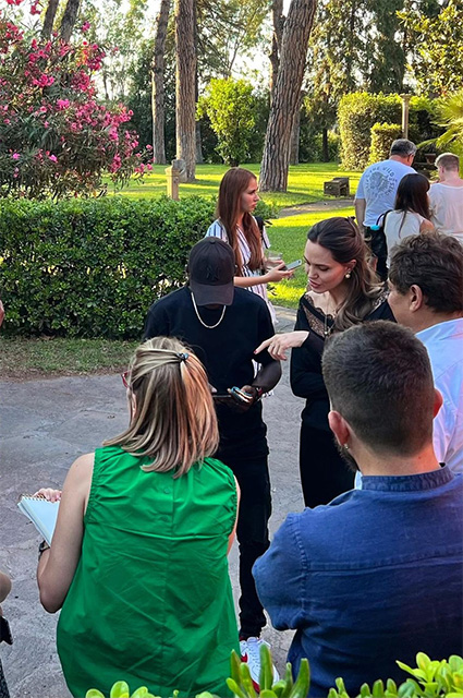 Анджелина Джоли встретилась с беженцами из Афганистана, Мали и Украины Анджелина Джоли встретилась с беженцами из Афганистана, Мали и Украины Новости