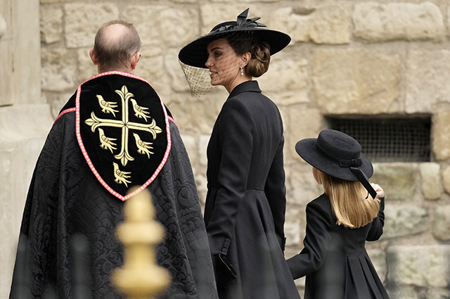 Кейт Миддлтон надела памятные украшения королевы Елизаветы II на ее похороны