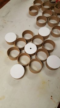 Настенные часы из картонных втулок своими руками Настенные часы из картонных втулок своими руками