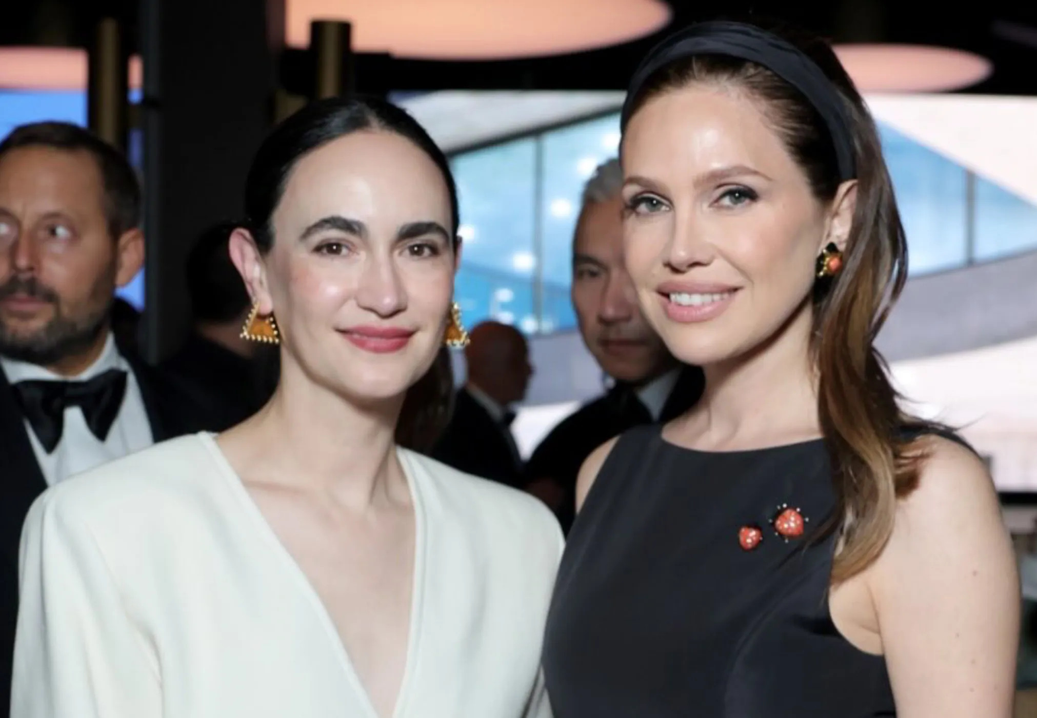 Даша Жукова вышла в свет в платье с открытой спиной