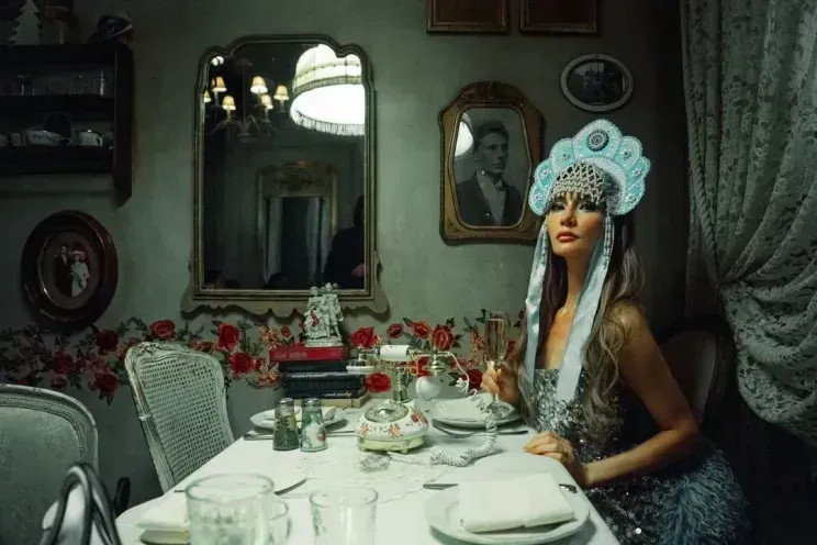 Анна Делви позировала для Playboy с GPS-трекером на ноге