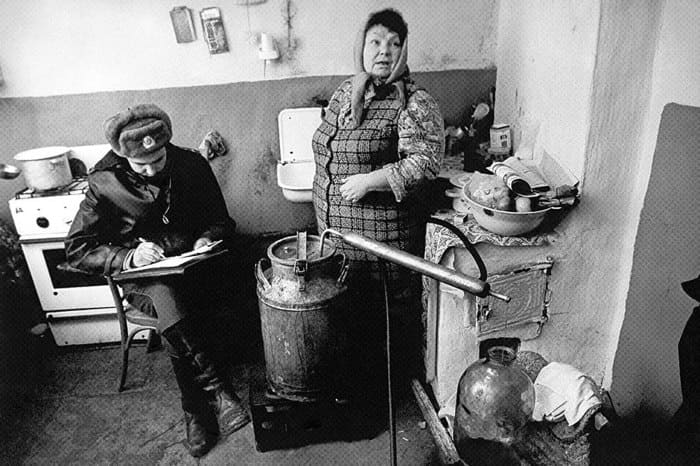Какие эпизоды были вырезаны из популярных фильмов в период антиалкогольной кампании 1980-х Какие эпизоды были вырезаны из популярных фильмов в период антиалкогольной кампании 1980-х