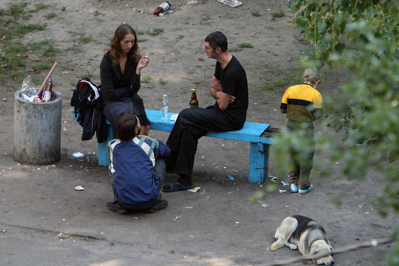 Фотограф четыре года снимал, что происходит на лавочке в украинском дворе. Некоторые кадры шокируют 