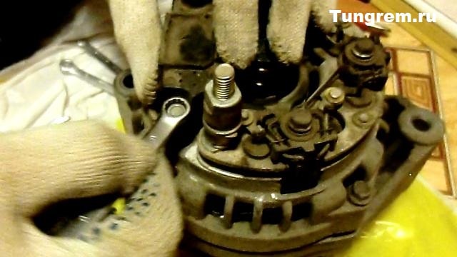 Снятие регулятора напряжения со щётками Лада Калина