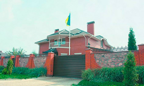 скромный загородный дом Яценюка под Киевом
