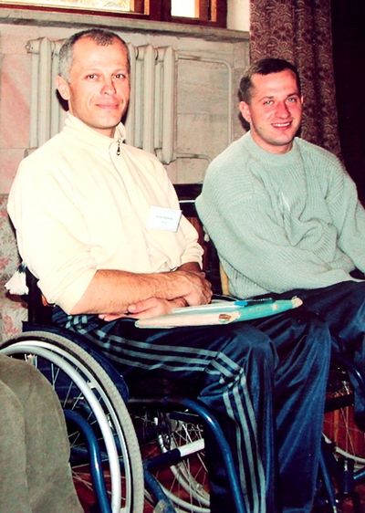 Владимир Засенко (слева) оказался в коляске после того, как его переехал трактор