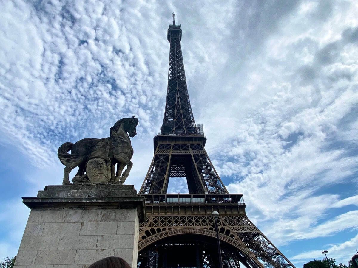 Эйфелева башня - главный символ Парижа. Цены на подъем в 2022 году доходят до 44 евро. Но можно сэкономить