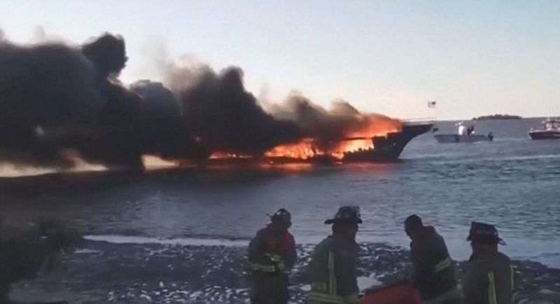 Во Флориде дотла сгорело казино на воде