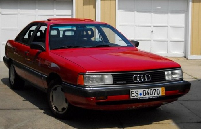 Автомобиль Audi 5000.