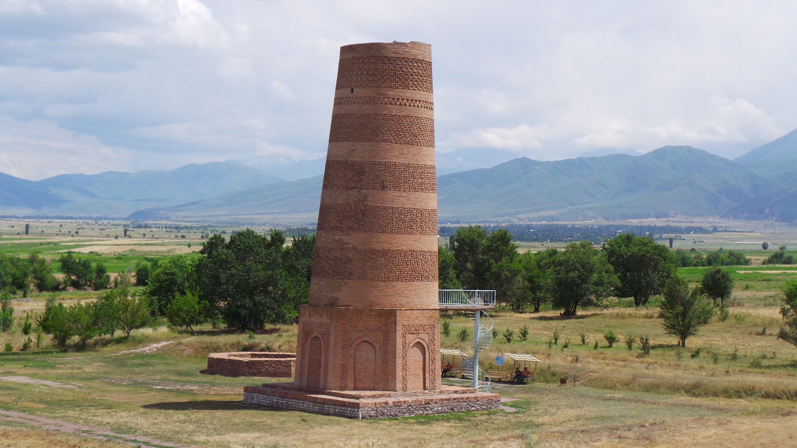 Баласагун. Суяб Киргизия. Башня Бурана Киргизия. Древний города Киргизии Суяб. Киргизия достопримечательности башня Бурана.