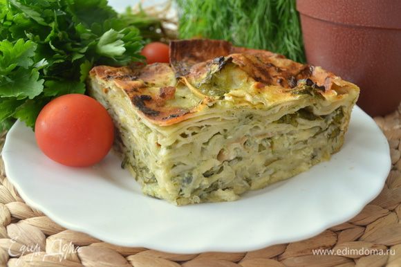 Я даже не могу понять, горячим или холодным он вкуснее. Кусок отлично держит форму, можно взять на работу или на пикник. В общем, суперпирог.