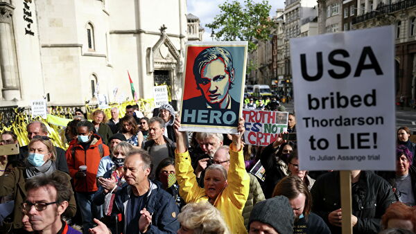 Участники акции в поддержку сооснователя WikiLeaks Джулиана Ассанжа у здания Королевского судного двора в Лондоне