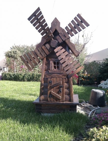 Деревянная мельница на участке