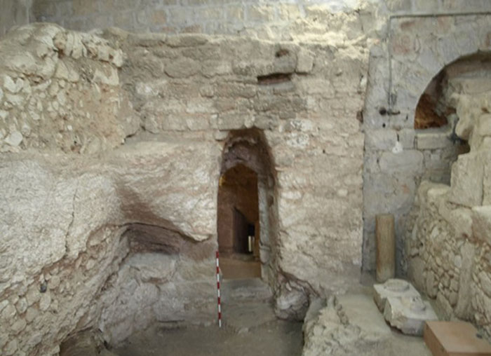 Дом I века на участке Сестёр из Назарета с высеченным в скале дверным проёмом и частью естественной пещеры. 