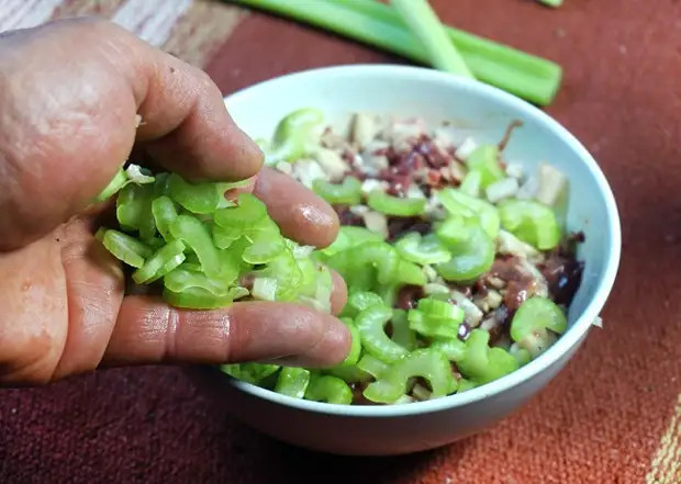 Метаморфозы фаршированной курицы, запеченной в пергаменте солью, потрошки, чтобы, эффект, перцем, черным, запекания, заворачиваем, курицу, пергамент, сельдерей, пергамента, минут, граммов, брюшко, разогретую, начинки, масла, сельдерея, очень